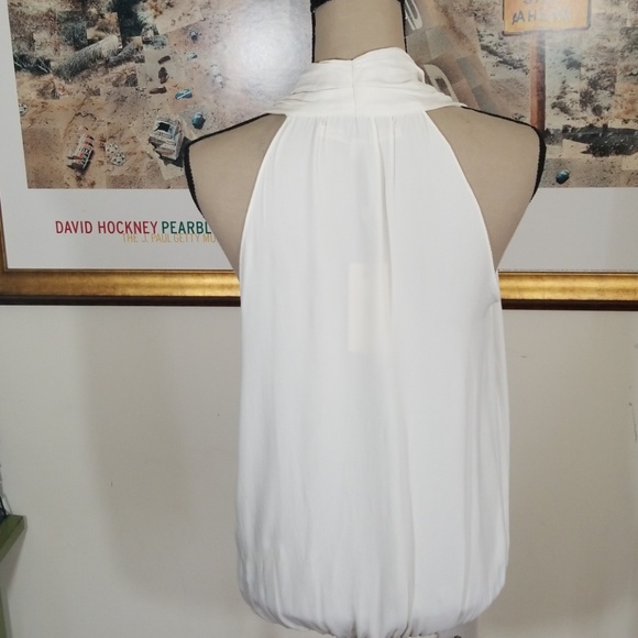 Studio M Ivory Sleevesles V deep neck. Size xs - Picture 4 of 8